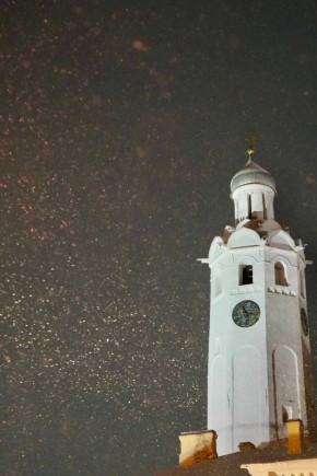 Как новогоднему кремлю идет снежное одеяние