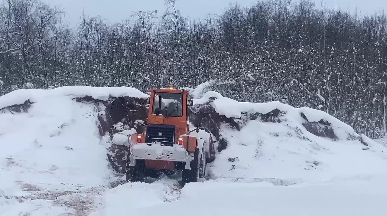 В Новгородской области чистят снег и обрабатывают дороги 600 единиц дорожной техники