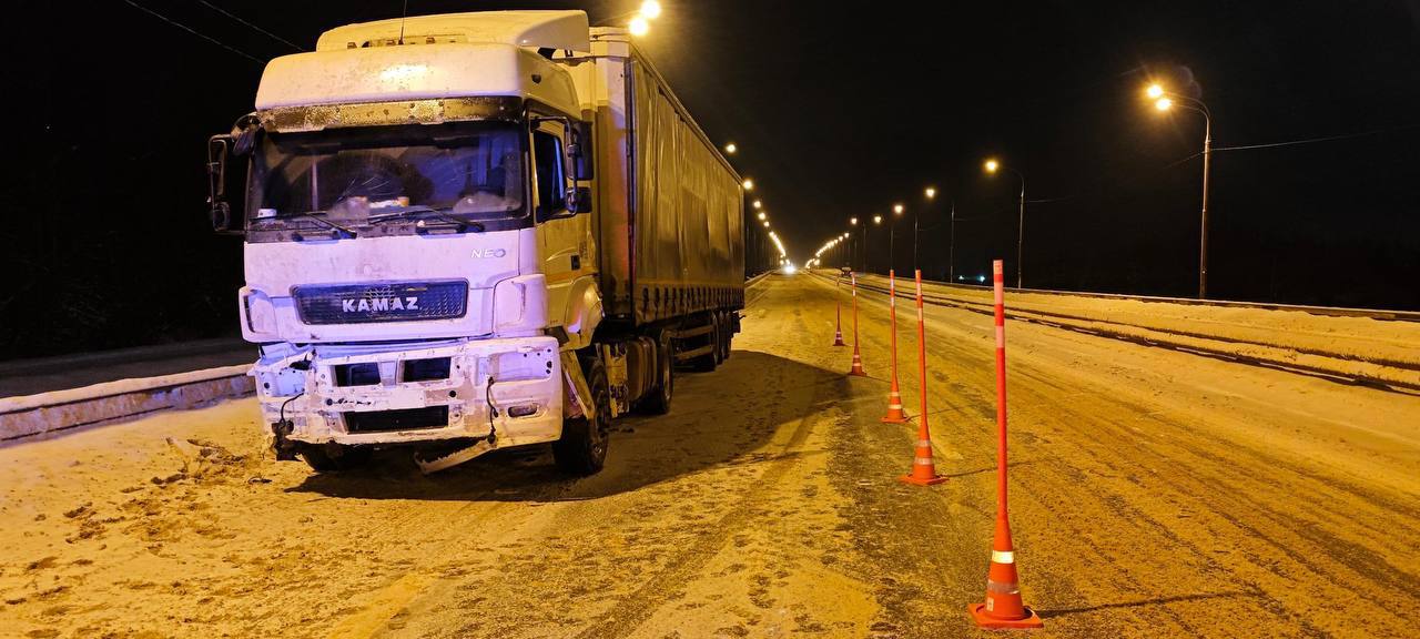 В Валдайском округе водитель «КамАЗа» врезался в ограждение