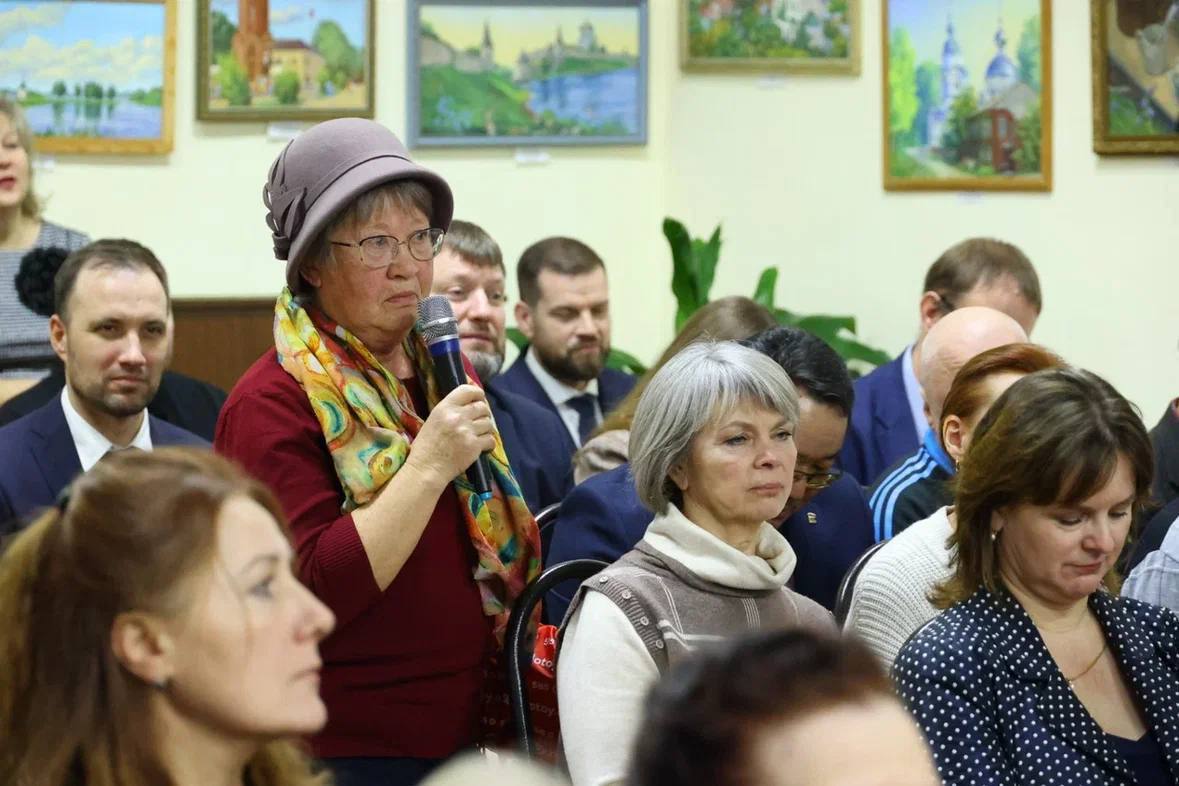 Губернатор Александр Дронов во время рабочей поездки провел встречу с жителями Мошенского округа Губернатор Александр Дронов во время рабочей поездки провел встречу с жителями Мошенского округа