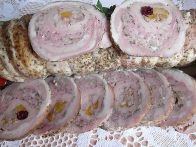 Мясной рулет с курагой: идеальный акцент на вашем праздничном столе