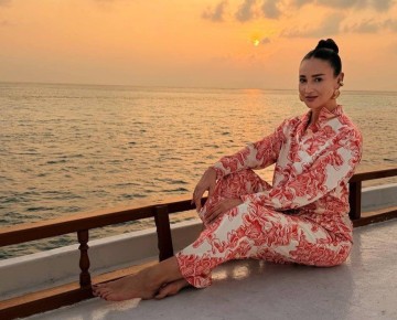 За день до своего юбилея российская телеведущая, певица и актриса Ольга Бузова разместила в соцсетях фотографии с Мальдив, на которых она в костюме новгородского бренда женской одежды REDKOE