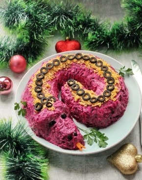 Эффектная закуска на любой случай: как приготовить селедку под шубой в форме змеи