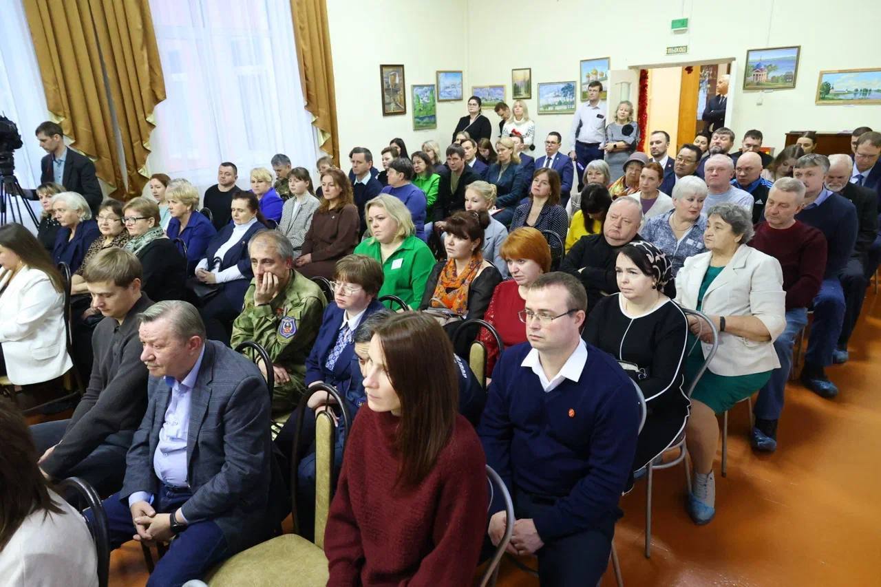 Губернатор Александр Дронов во время рабочей поездки провел встречу с жителями Мошенского округа Губернатор Александр Дронов во время рабочей поездки провел встречу с жителями Мошенского округа