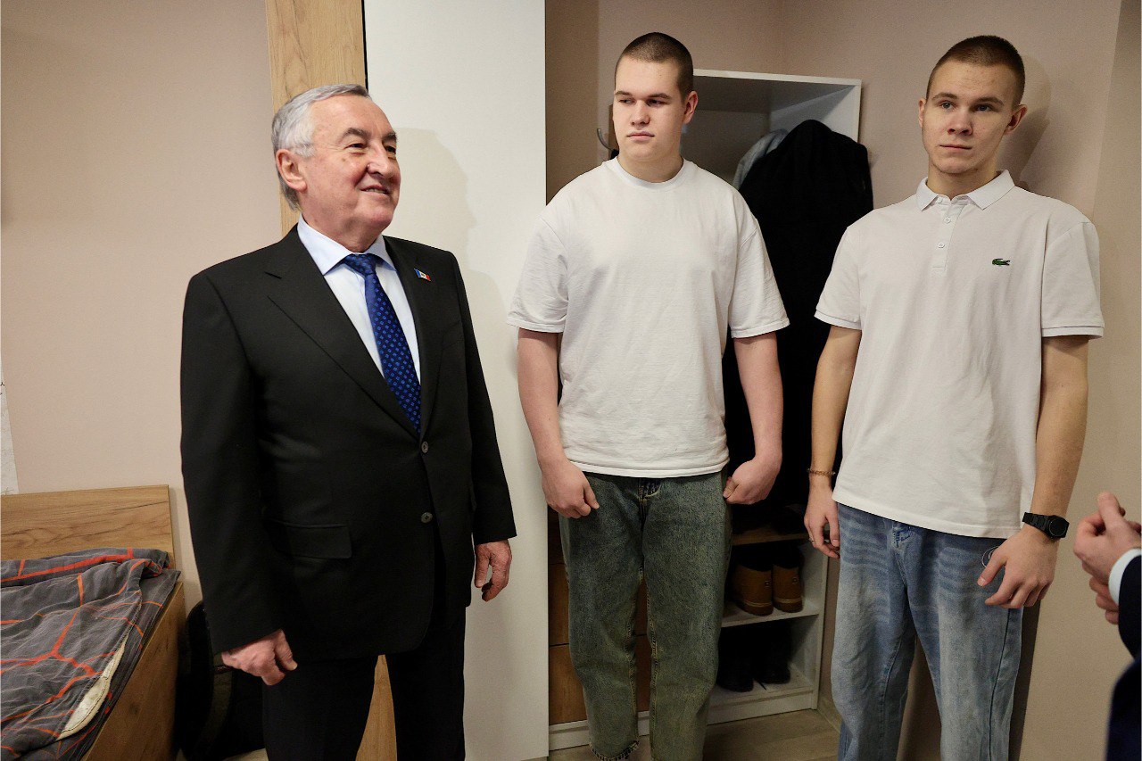 В преддверии Дня российского студенчества председатель Новгородской областной Думы Юрий Бобрышев посетил торгово-технологический техникум В преддверии Дня российского студенчества председатель Новгородской областной Думы Юрий Бобрышев посетил торгово-технологический техникум