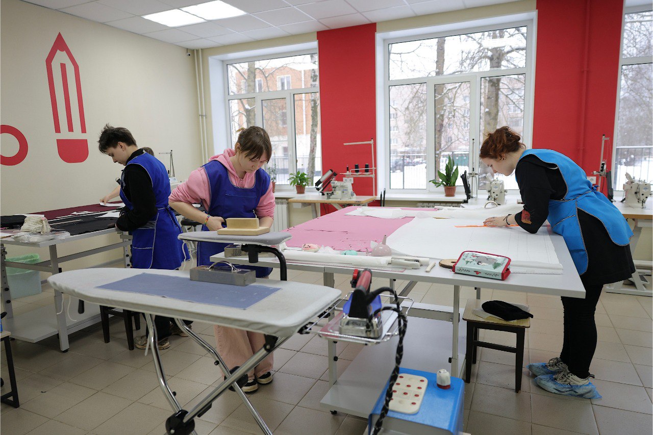 В преддверии Дня российского студенчества председатель Новгородской областной Думы Юрий Бобрышев посетил торгово-технологический техникум В преддверии Дня российского студенчества председатель Новгородской областной Думы Юрий Бобрышев посетил торгово-технологический техникум