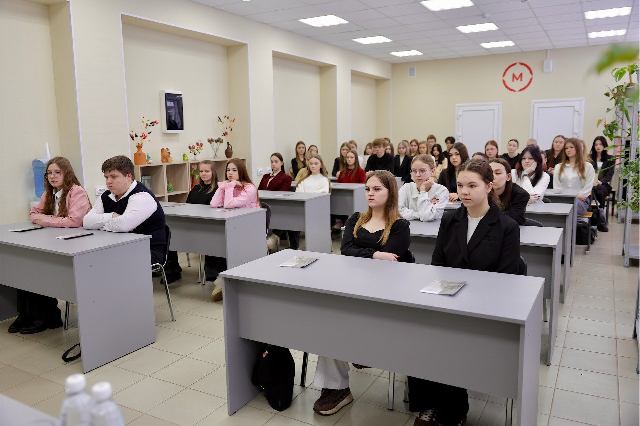 В преддверии Дня российского студенчества председатель Новгородской областной Думы Юрий Бобрышев посетил торгово-технологический техникум В преддверии Дня российского студенчества председатель Новгородской областной Думы Юрий Бобрышев посетил торгово-технологический техникум