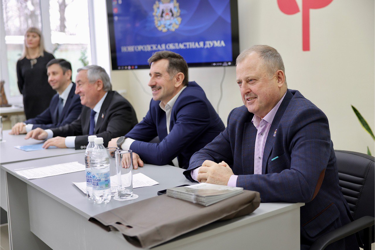 В преддверии Дня российского студенчества председатель Новгородской областной Думы Юрий Бобрышев посетил торгово-технологический техникум В преддверии Дня российского студенчества председатель Новгородской областной Думы Юрий Бобрышев посетил торгово-технологический техникум