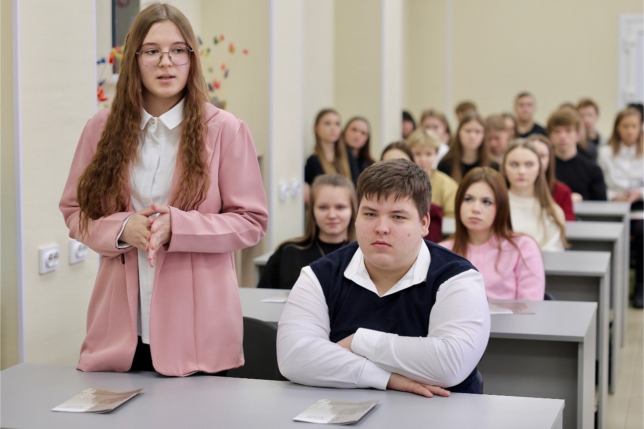 В преддверии Дня российского студенчества председатель Новгородской областной Думы Юрий Бобрышев посетил торгово-технологический техникум В преддверии Дня российского студенчества председатель Новгородской областной Думы Юрий Бобрышев посетил торгово-технологический техникум