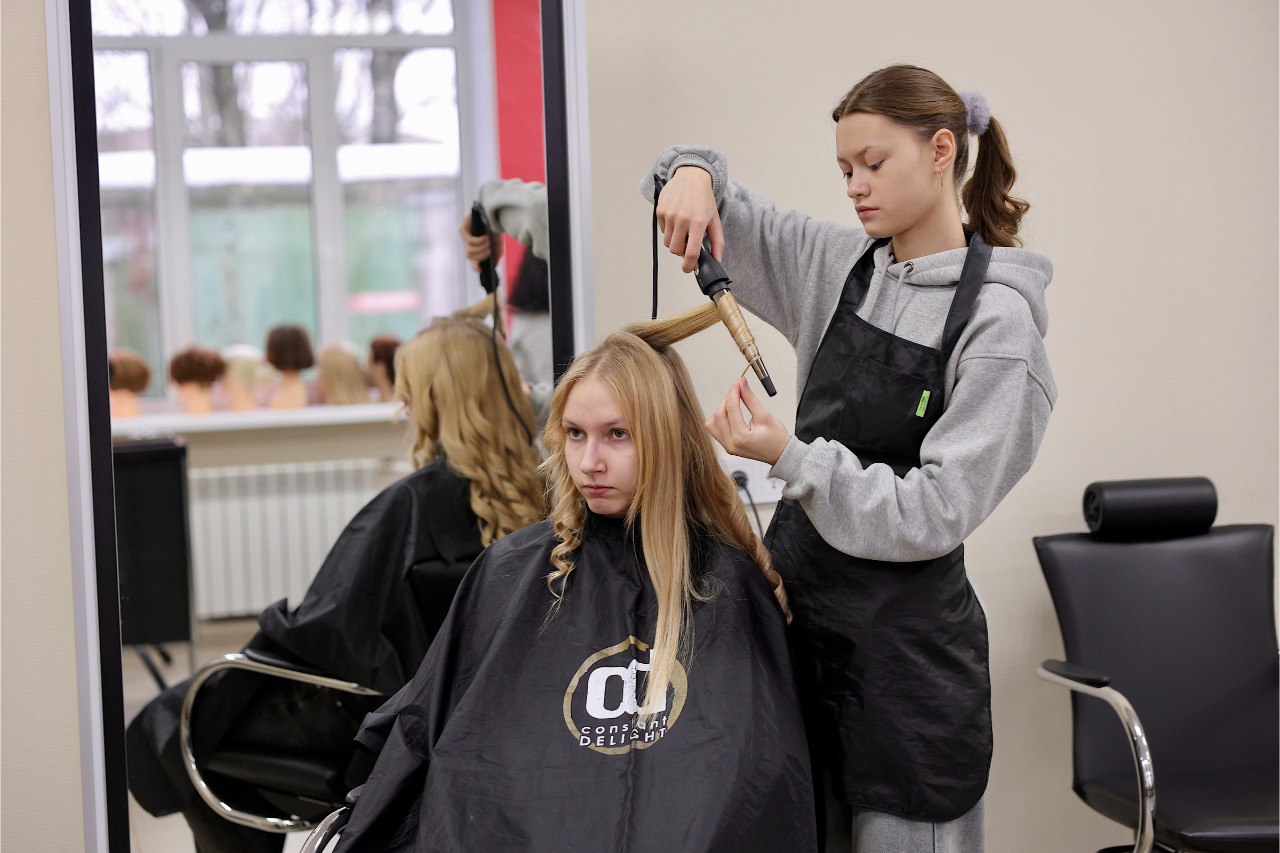 В преддверии Дня российского студенчества председатель Новгородской областной Думы Юрий Бобрышев посетил торгово-технологический техникум В преддверии Дня российского студенчества председатель Новгородской областной Думы Юрий Бобрышев посетил торгово-технологический техникум