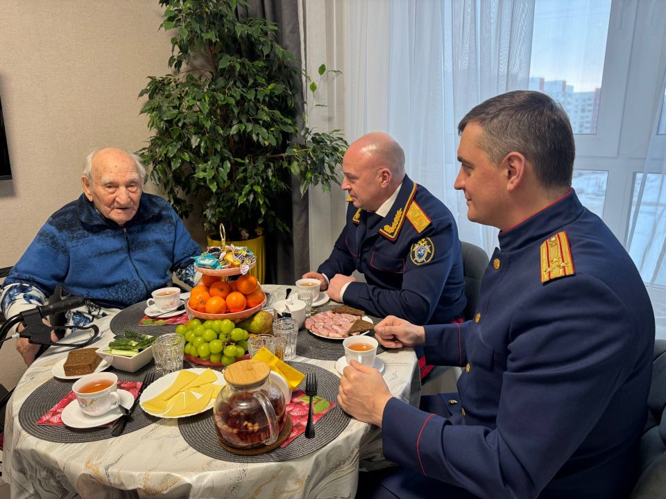 Руководитель и заместитель руководителя регионального СК Николай Николаевич Супрун и Андрей Константинович Степанов навестили ветерана Великой Отечественной войны Василия Степановича Крестьянинова в Великом Новгороде