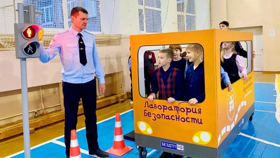 Мобильный автогородок «Лаборатория безопасности» в 2025 году осуществил 105 выездов в населенные пункты муниципальных образований области, в рамках которых проведены мероприятия почти для 6 тысяч детей, родителей и педагогов