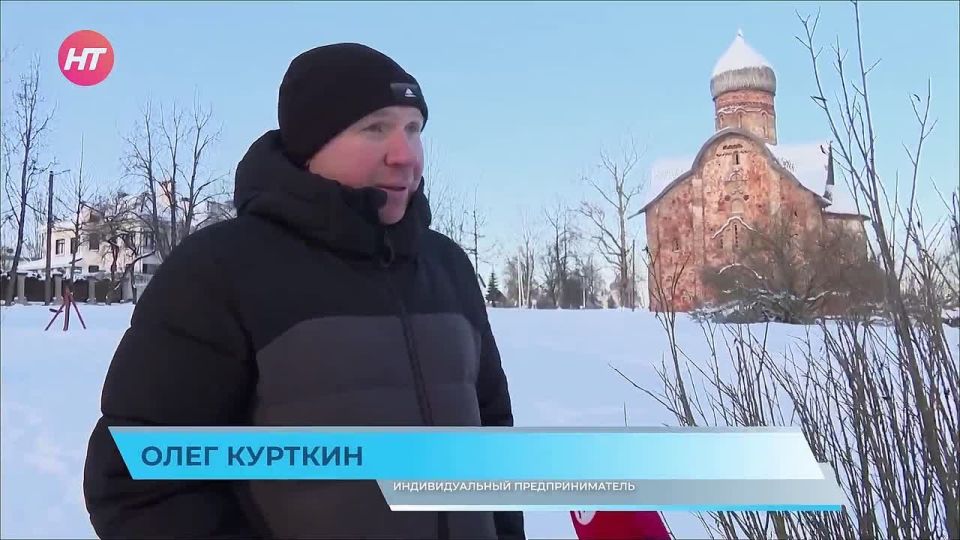 Возле церкви Петра и Павла в Кожевниках утеплили хвойных красавиц