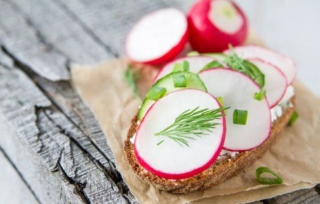 Простые бутерброды с ветчиной и свежими овощами звучат уютно и практично