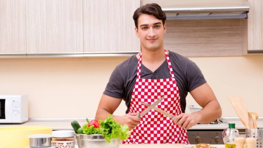 Не мучайтесь с заточкой кухонных ножей: трюк с зубной пастой сделает их острее бритвы