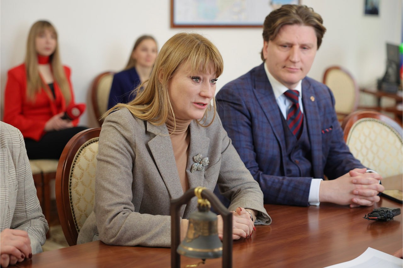 Депутат Госдумы, олимпийская чемпионка Светлана Журова встретилась с председателем областной Думы Юрием Бобрышевым Депутат Госдумы, олимпийская чемпионка Светлана Журова встретилась с председателем областной Думы Юрием Бобрышевым