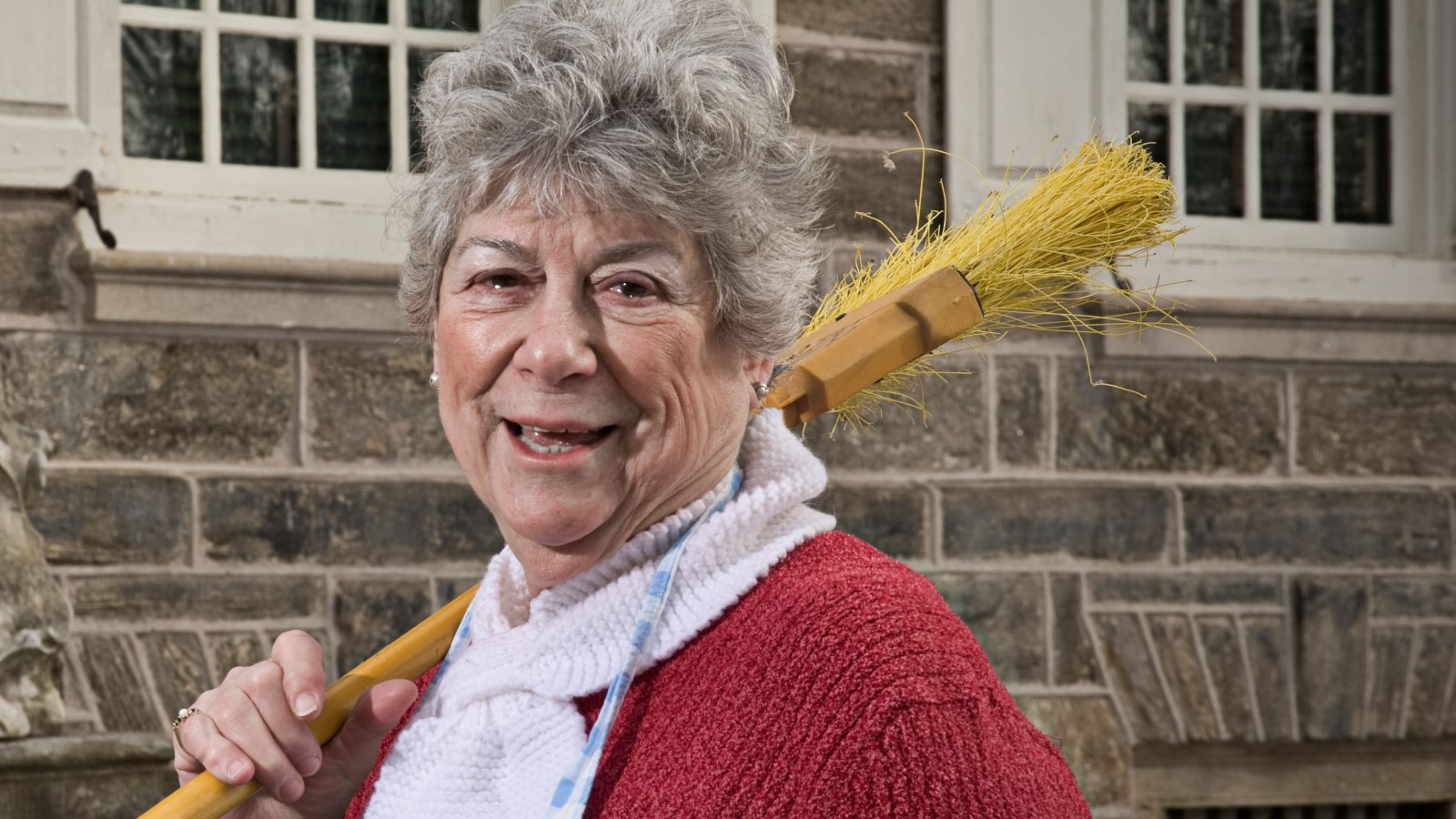 Зачем в СССР хозяйки смачивали веник в унитазе: так делали неспроста
