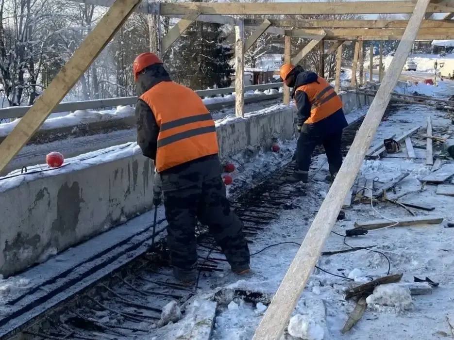 В Окуловском округе продолжается ремонт железобетонного моста через реку Перетна В Окуловском округе продолжается ремонт железобетонного моста через реку Перетна