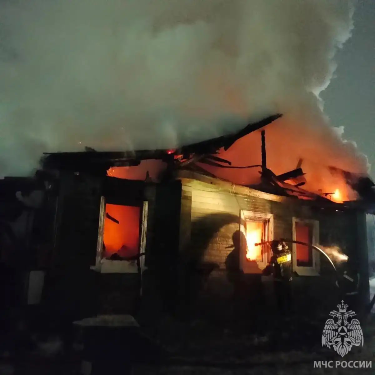 В Старой Руссе сгорели два жилых дома