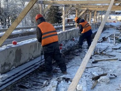 В Окуловском округе активно ведутся работы по ремонту железобетонного моста через реку Перетна