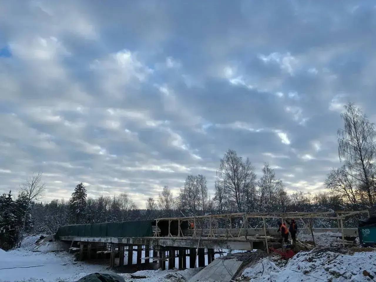 В Окуловском округе продолжается ремонт железобетонного моста через реку Перетна