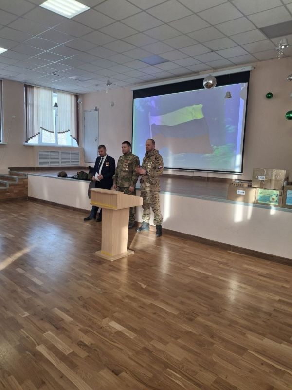 В новгородской школе №21 провели урок мужества