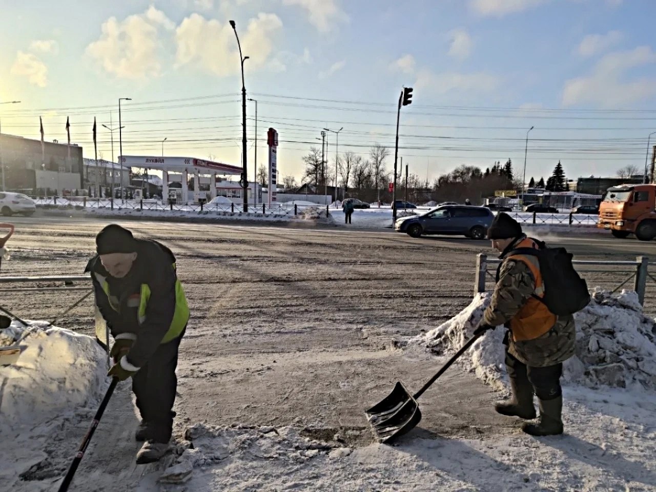 Коммунальные службы продолжают работы по зимней уборке в круглосуточном режиме Коммунальные службы продолжают работы по зимней уборке в круглосуточном режиме