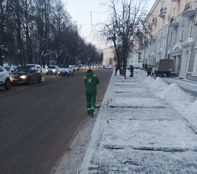 Коммунальные службы продолжают работы по зимней уборке в круглосуточном режиме Коммунальные службы продолжают работы по зимней уборке в круглосуточном режиме
