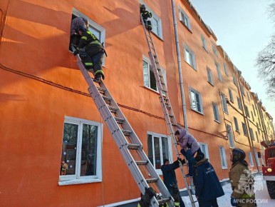 За сутки в Боровичском округе произошли два серьезных пожара со спасением людей