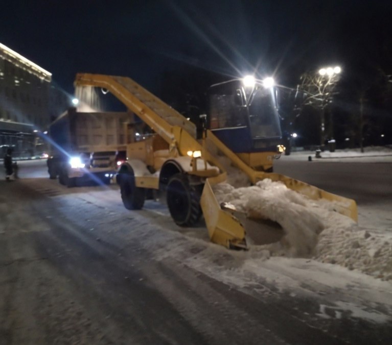 Коммунальные службы продолжают работы по зимней уборке в круглосуточном режиме Коммунальные службы продолжают работы по зимней уборке в круглосуточном режиме