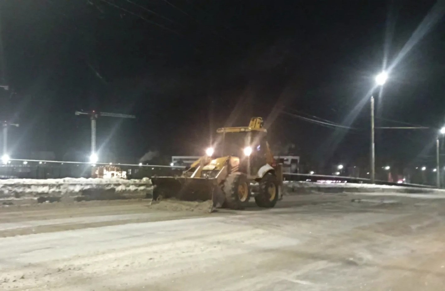 Коммунальные службы продолжают работы по зимней уборке в круглосуточном режиме Коммунальные службы продолжают работы по зимней уборке в круглосуточном режиме