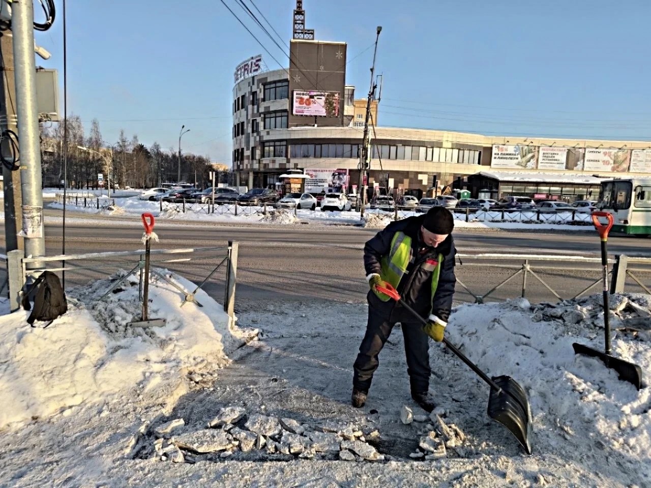 Коммунальные службы продолжают работы по зимней уборке в круглосуточном режиме Коммунальные службы продолжают работы по зимней уборке в круглосуточном режиме