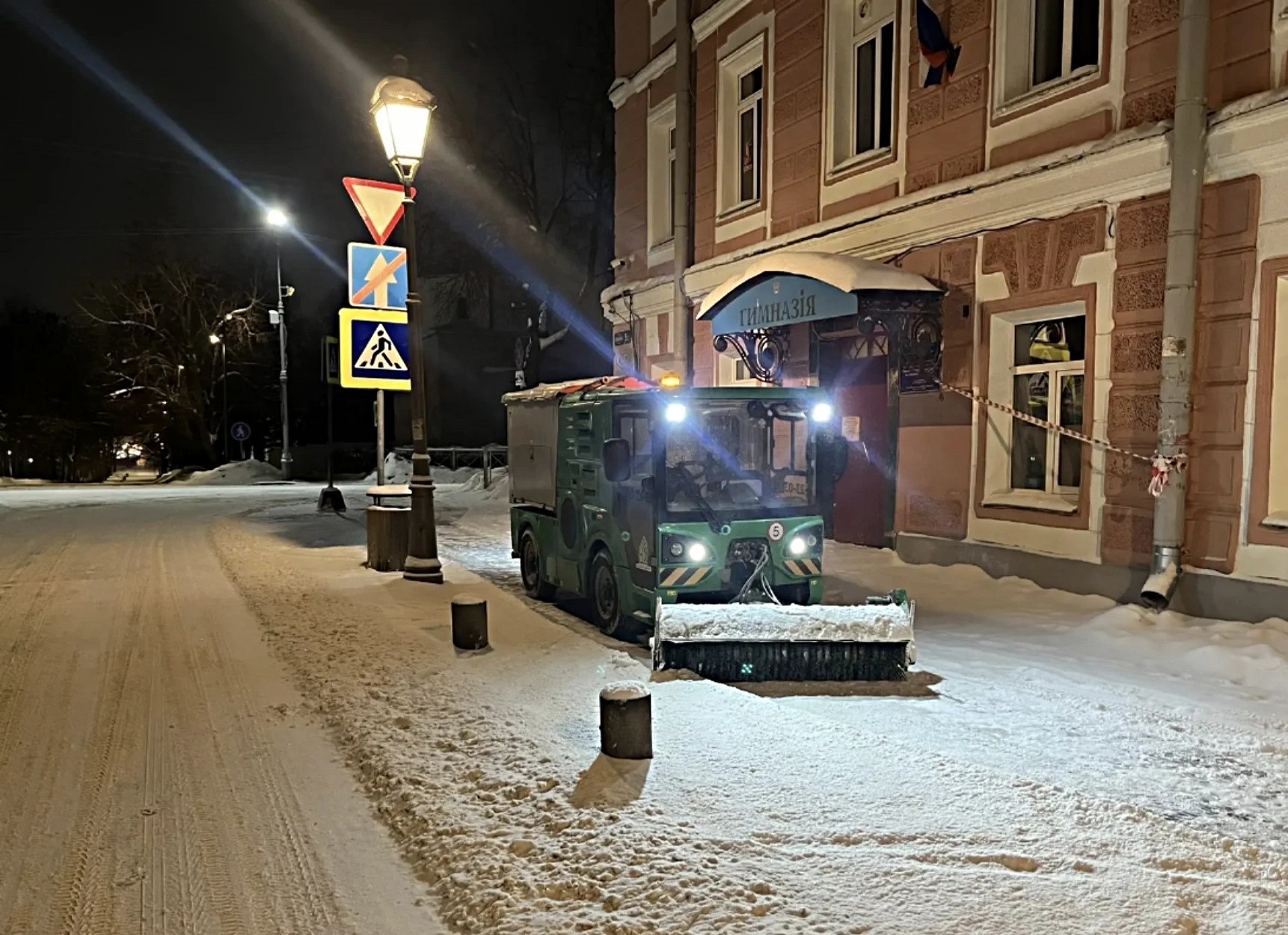 Коммунальные службы продолжают работы по зимней уборке в круглосуточном режиме Коммунальные службы продолжают работы по зимней уборке в круглосуточном режиме