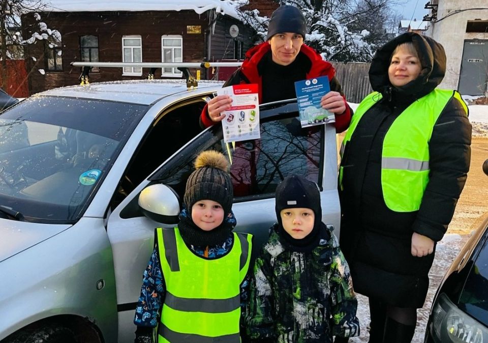 Одним из основных факторов при воспитании законопослушных участников дорожного движения является просветительская работа не только среди детей, но и их родителей