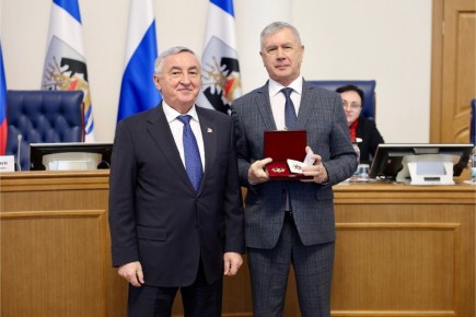 Сергей Яковлев награждён Почётным знаком Новгородской области «За заслуги в развитии парламентаризма»
