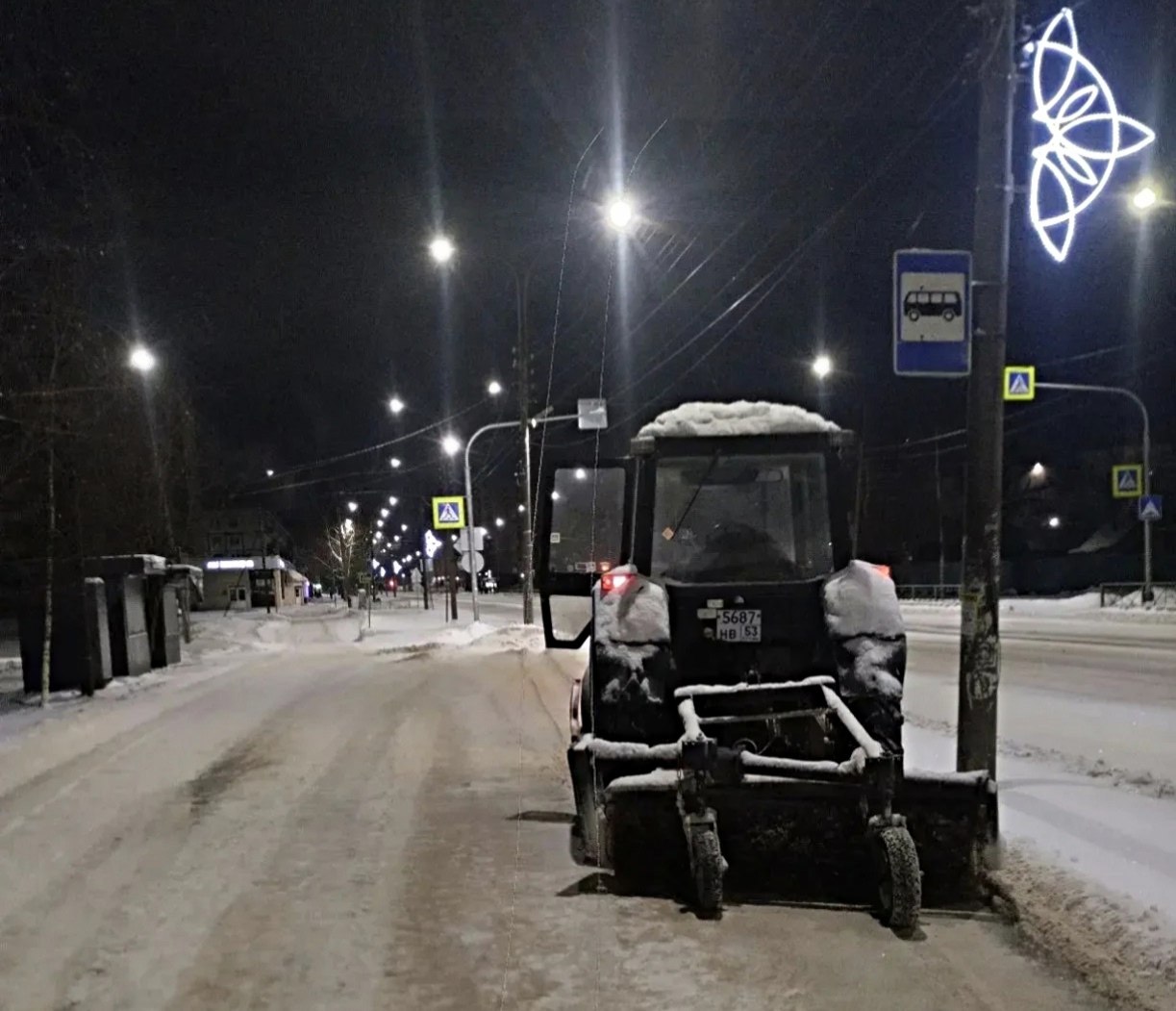 Коммунальные службы продолжают работы по зимней уборке в круглосуточном режиме Коммунальные службы продолжают работы по зимней уборке в круглосуточном режиме
