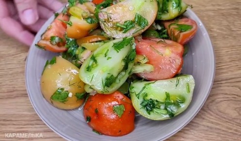 Вкусный салат «Дачный» из зелёных помидоров: всего сутки для маринования и минимум усилий