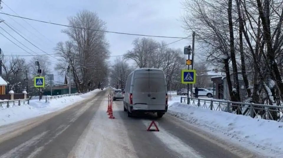 В Боровичах микроавтобус сбил пенсионерку на пешеходном переходе