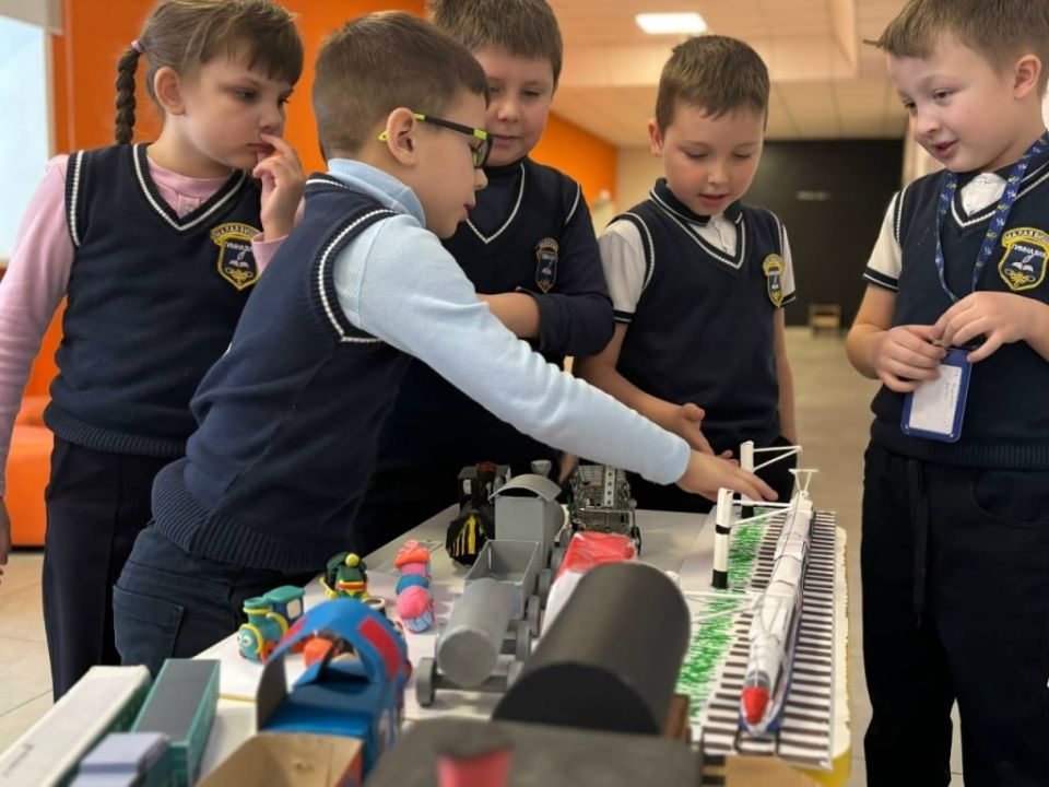 Интересные познавательные занятия провели в маловишерской гимназии имени Мельникова для учеников младших классов