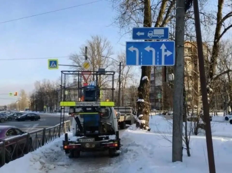 На регулируемом перекрёстке улиц Октябрьская – Белова – Нехинская в Великом Новгороде разрешили движение направо с Октябрьской на улицу Белова по направлению в сторону Вокзальной площади, сообщили в комитете городского и...