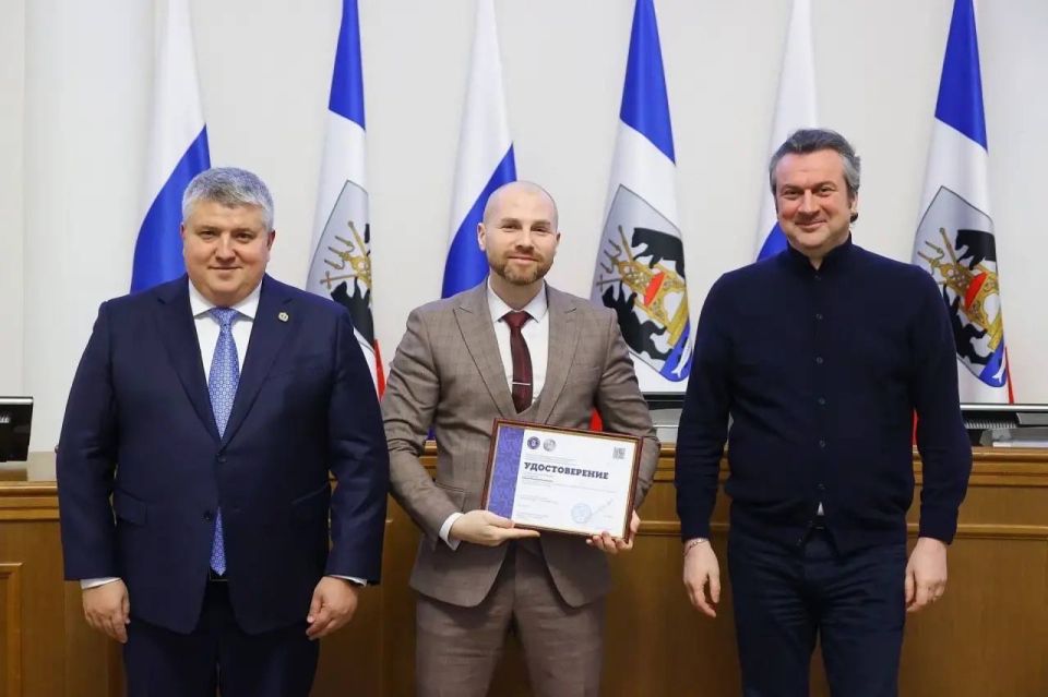 Губернатор Александр Дронов вручил удостоверения о повышении квалификации финалистам кадровой программы «Лидеры перемен»