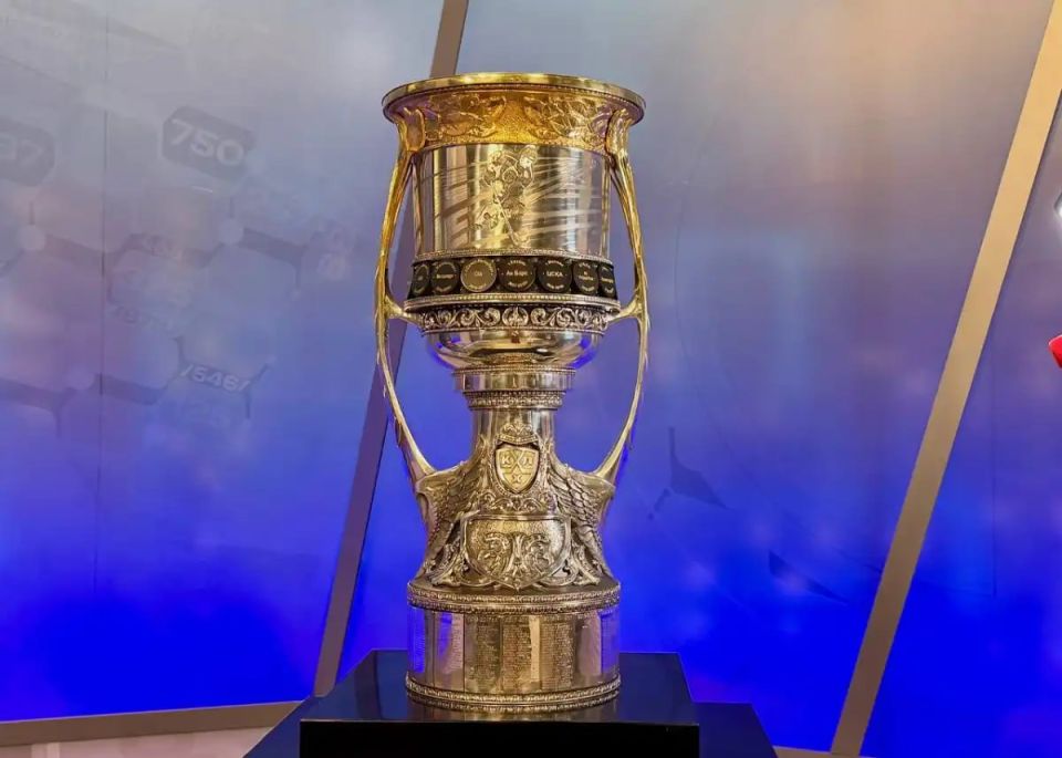 Серебряный Кубок Гагарина доставили в Великий Новгород в спецсейфе