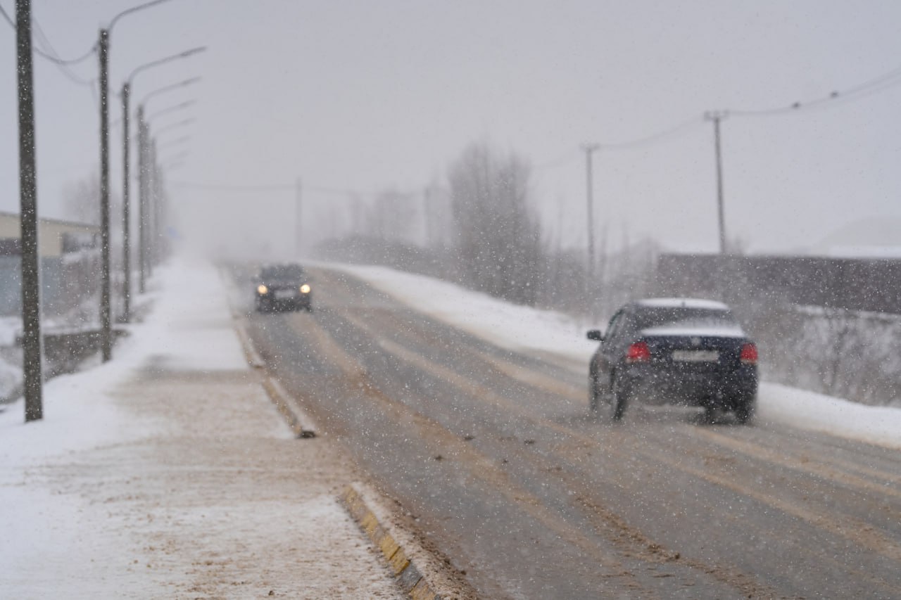 Из-за грядущей метели новгородским водителям стоит соблюдать осторожность