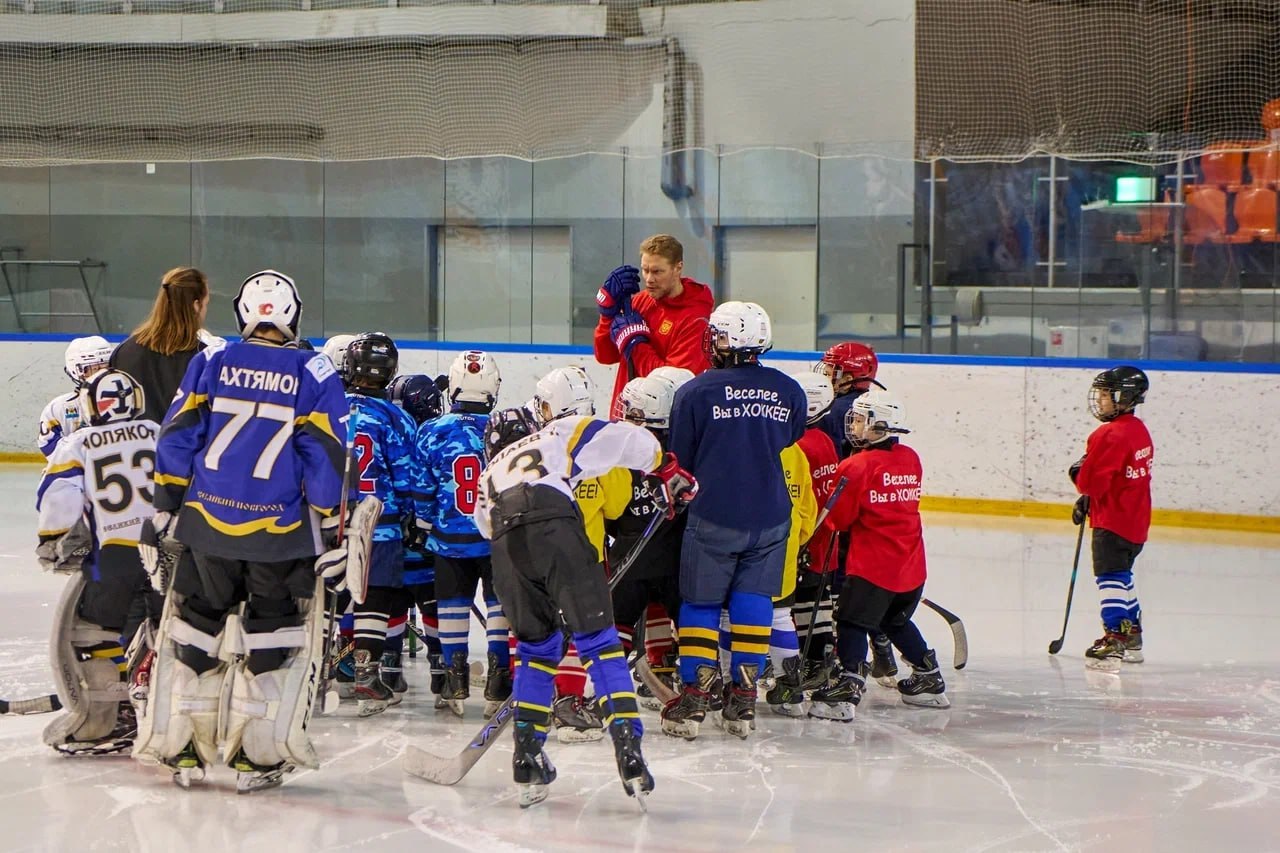 Хоккеисты тут?. В этом году масштабному совместному проекту «Ростелекома» и КХЛ — туру Кубка Гагарина исполняется 10 лет Хоккеисты тут?. В этом году масштабному совместному проекту «Ростелекома» и КХЛ — туру Кубка Гагарина исполняется 10 лет