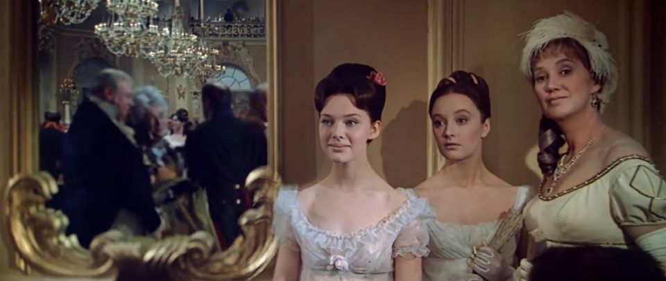 «Она, мама, Соня — были одеты как нельзя лучше. На графине должно было быть масака бархатное платье, на них двух белые дымковые платья на розовых шелковых чехлах, с розанами в корсаже. Волоса должны были быть причесаны la...