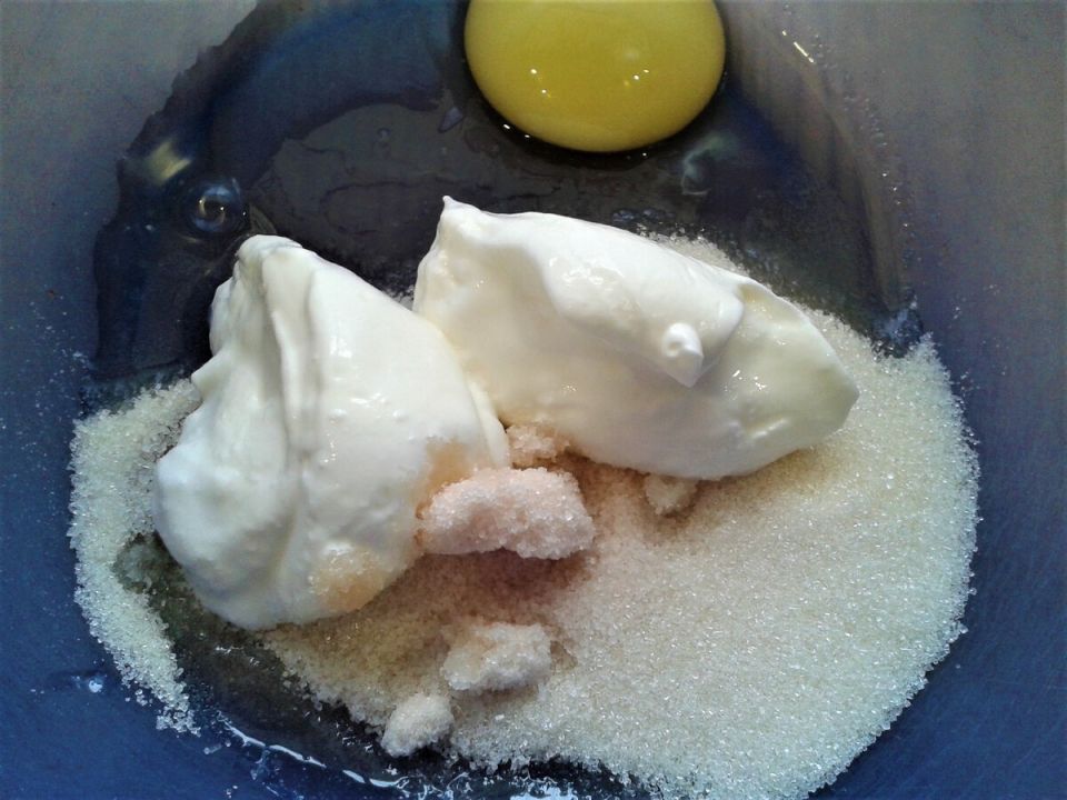 Простое и аппетитное угощение к чаю: пирог с яблоками и сухофруктами