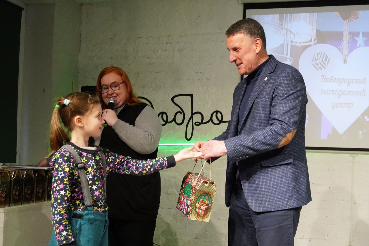 Александр Розбаум: Дорогие Земляки!. Для наших маленьких новгородцев Новогодние праздники продолжаются Сегодня вечером, в конце рабочего дня, заехал в наш Новгородский молодежный центр, где дети вместе с родителями играли в... Александр Розбаум: Дорогие Земляки!. Для наших маленьких новгородцев Новогодние праздники продолжаются Сегодня вечером, в конце рабочего дня, заехал в наш Новгородский молодежный центр, где дети вместе с родителями играли в...