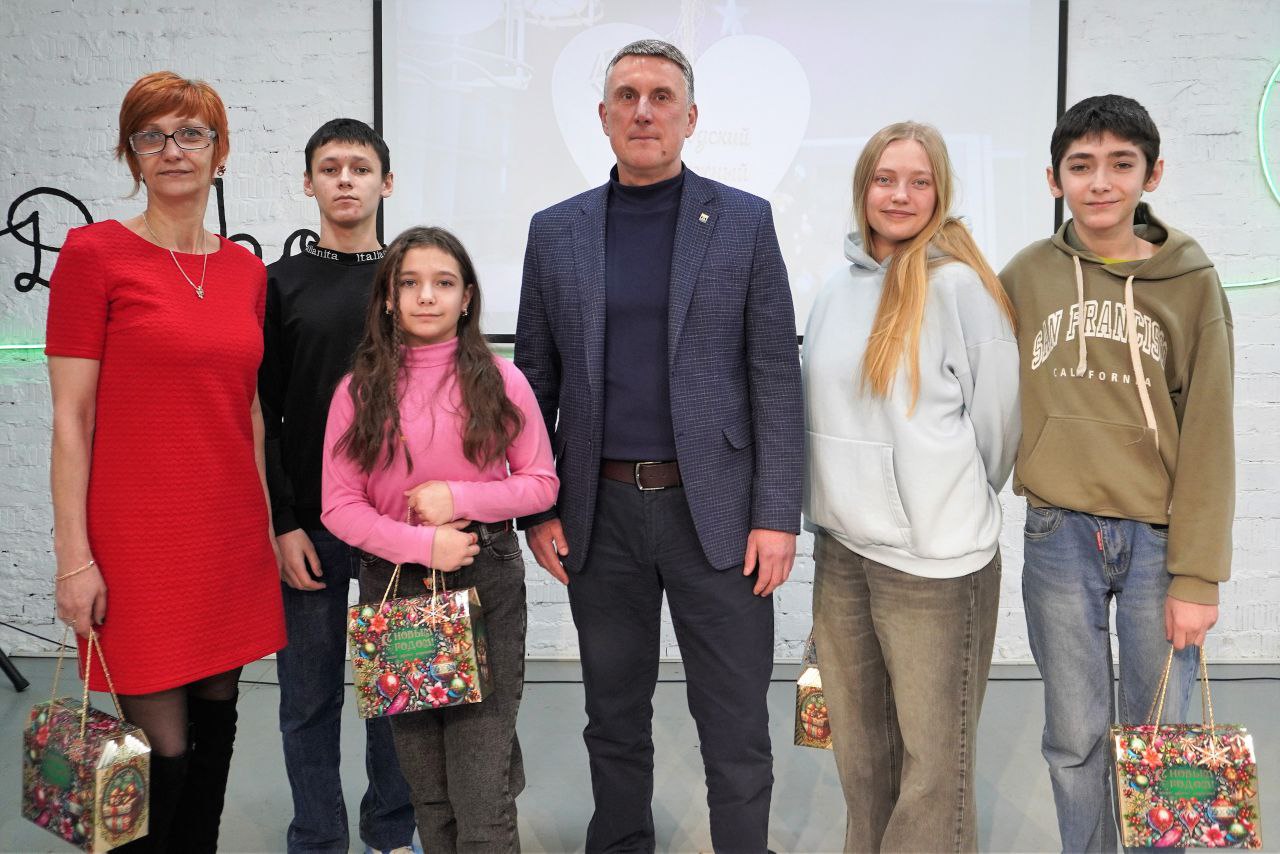 Александр Розбаум: Дорогие Земляки!. Для наших маленьких новгородцев Новогодние праздники продолжаются Сегодня вечером, в конце рабочего дня, заехал в наш Новгородский молодежный центр, где дети вместе с родителями играли в... Александр Розбаум: Дорогие Земляки!. Для наших маленьких новгородцев Новогодние праздники продолжаются Сегодня вечером, в конце рабочего дня, заехал в наш Новгородский молодежный центр, где дети вместе с родителями играли в...