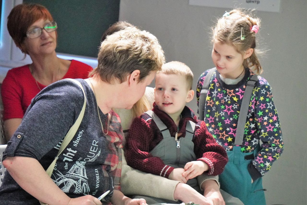 Александр Розбаум: Дорогие Земляки!. Для наших маленьких новгородцев Новогодние праздники продолжаются Сегодня вечером, в конце рабочего дня, заехал в наш Новгородский молодежный центр, где дети вместе с родителями играли в...