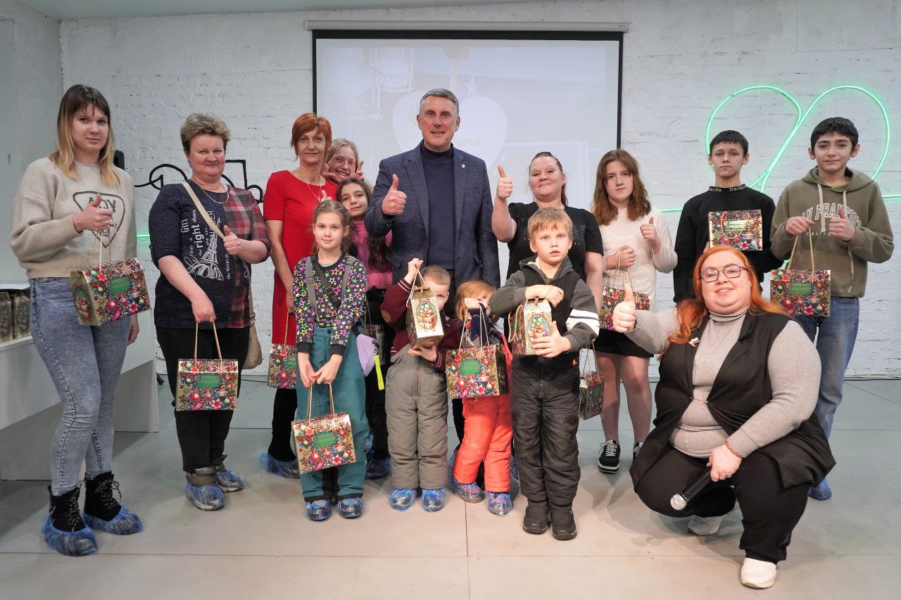 Александр Розбаум: Дорогие Земляки!. Для наших маленьких новгородцев Новогодние праздники продолжаются Сегодня вечером, в конце рабочего дня, заехал в наш Новгородский молодежный центр, где дети вместе с родителями играли в... Александр Розбаум: Дорогие Земляки!. Для наших маленьких новгородцев Новогодние праздники продолжаются Сегодня вечером, в конце рабочего дня, заехал в наш Новгородский молодежный центр, где дети вместе с родителями играли в...